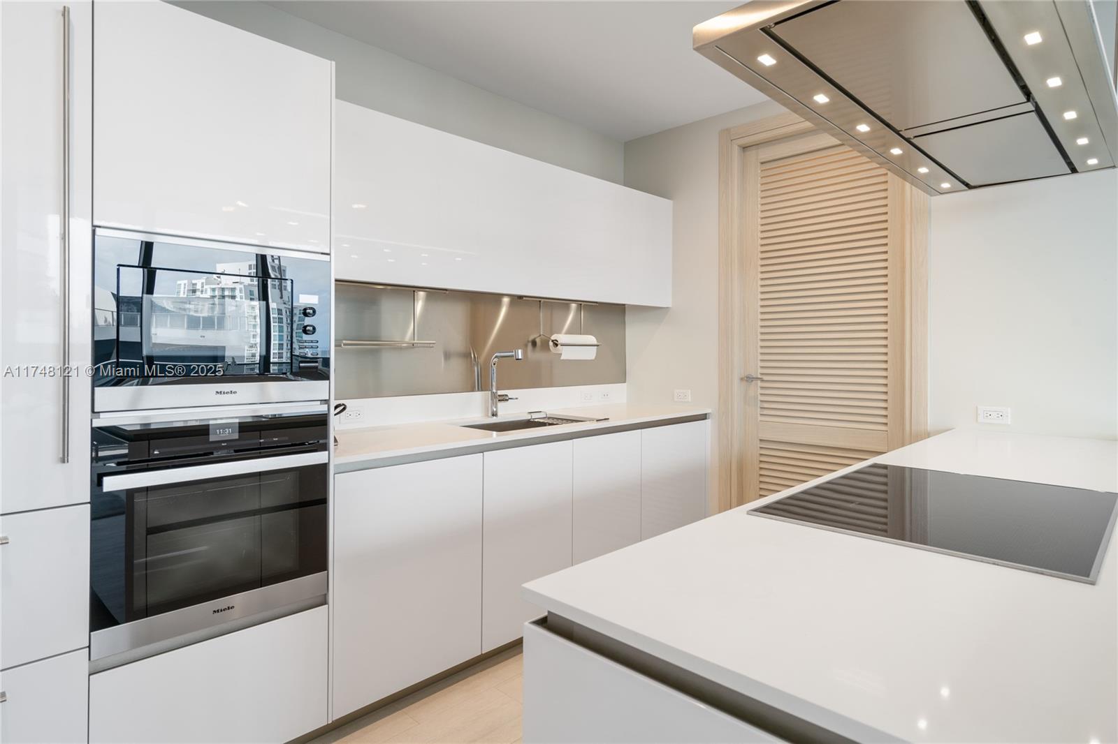 1000 Brickell Plz Unit: PH5005