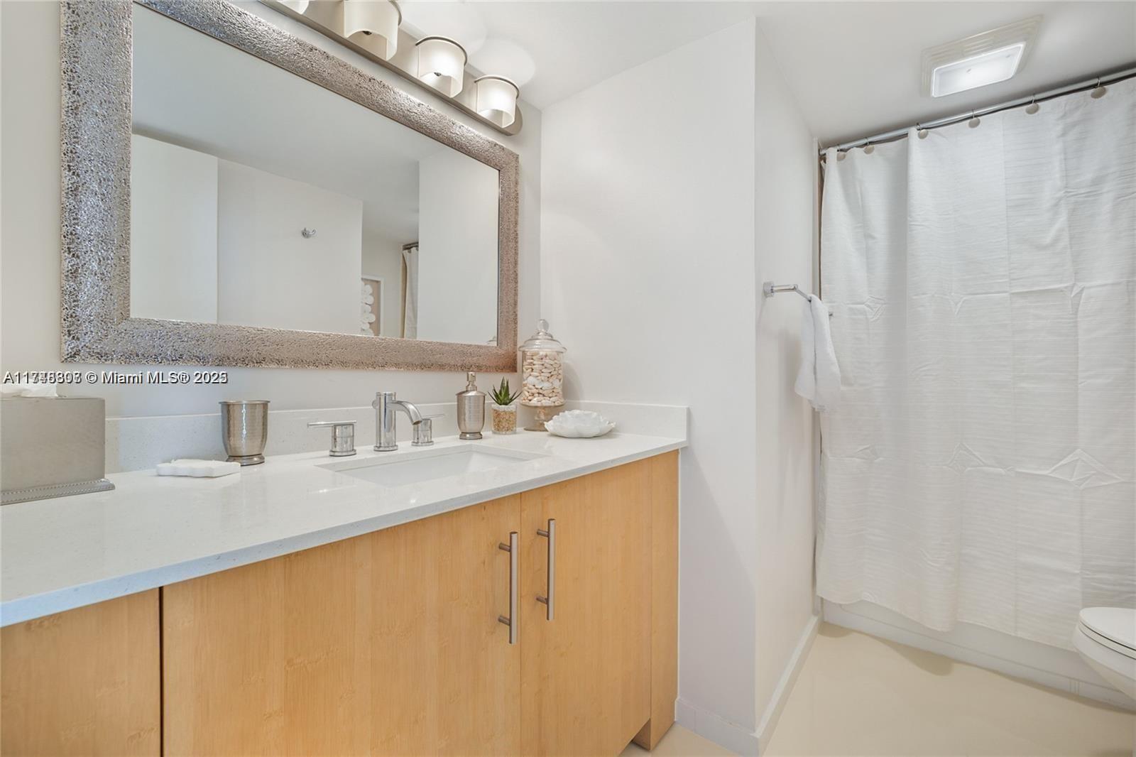 10275 Collins Ave # 810