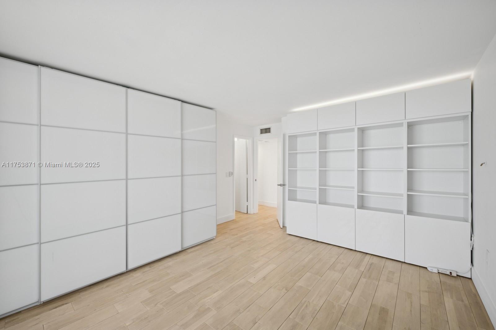 6423 Collins Ave # 1006