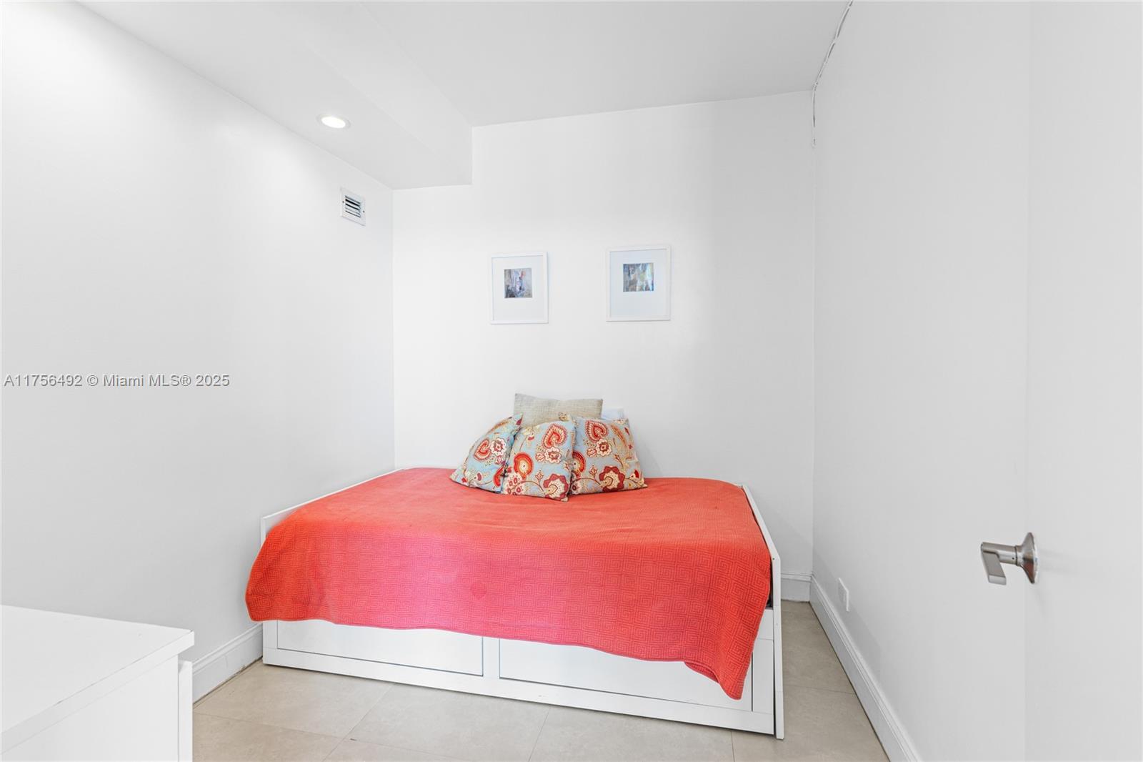 5601 Collins Ave # 812