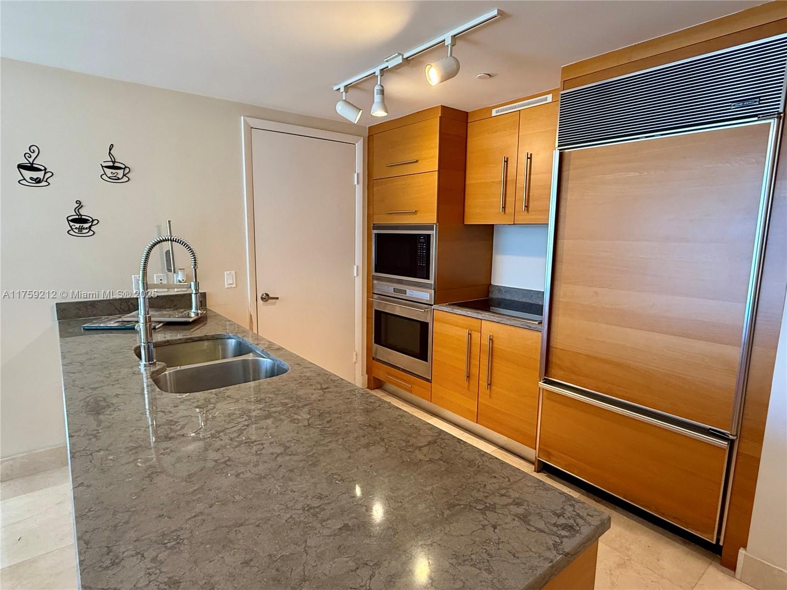 475 Brickell Ave # 3913