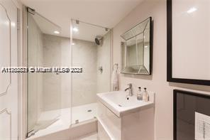 9381 E Bay Harbor Dr # 703N