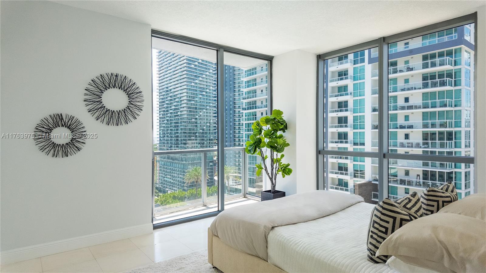 1060 Brickell Ave # 1811
