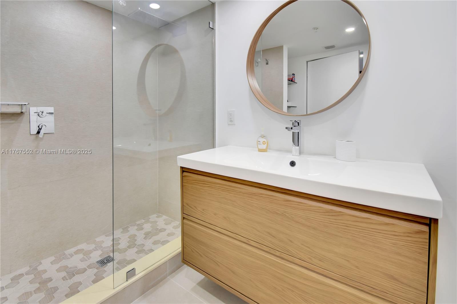 1800 N Bayshore Dr # 3903