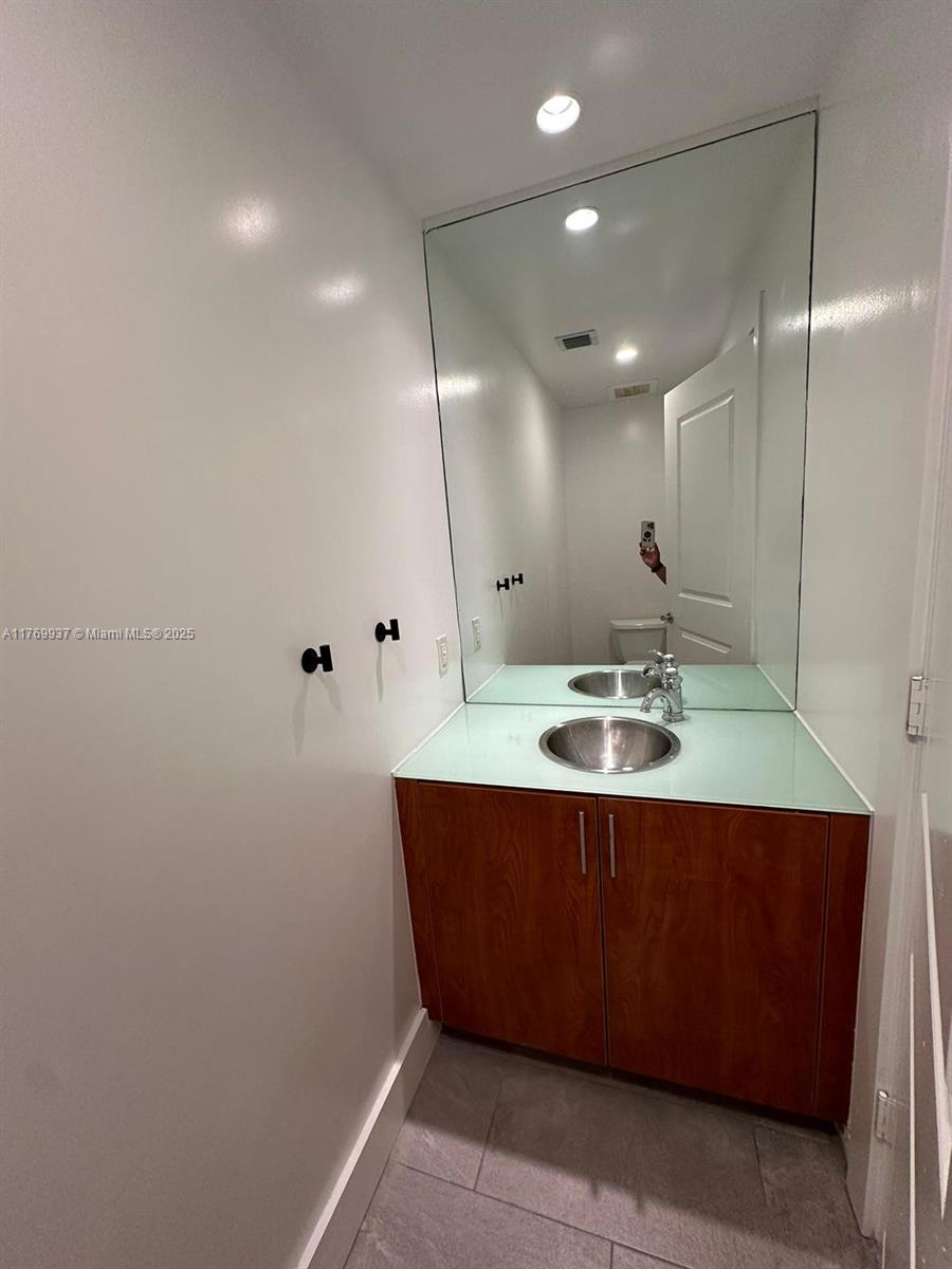 315 NE 3rd Ave # 2009