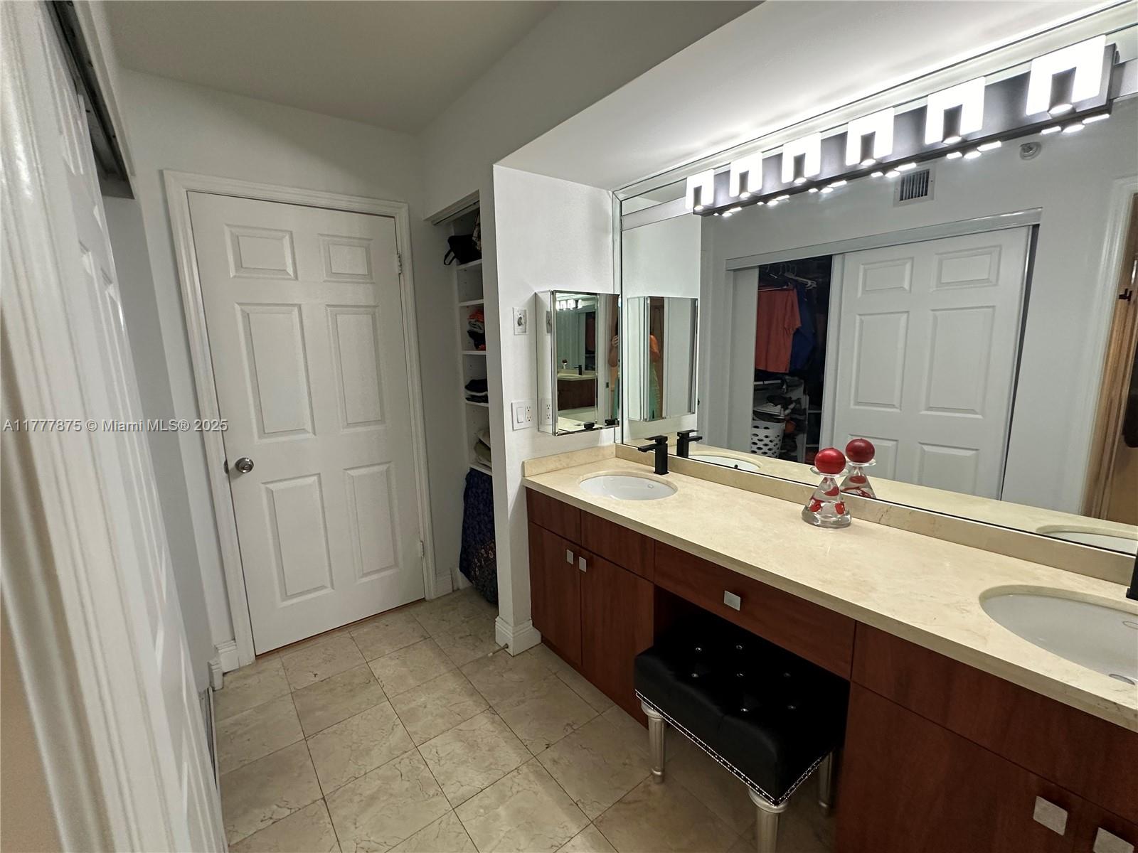 3500 Mystic Pointe Dr # 2507