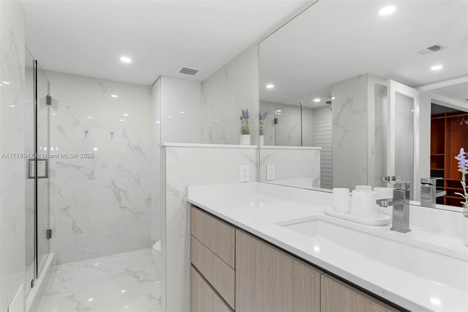 1717 N Bayshore Dr # 3137 Unit: A-3137
