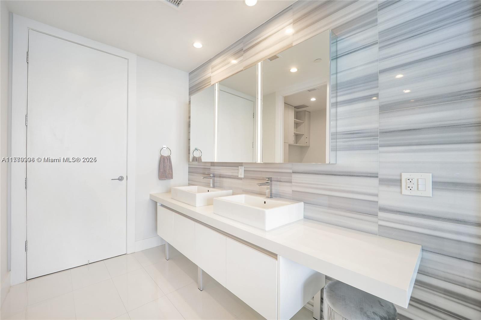 1100 Biscayne Blvd # 3004