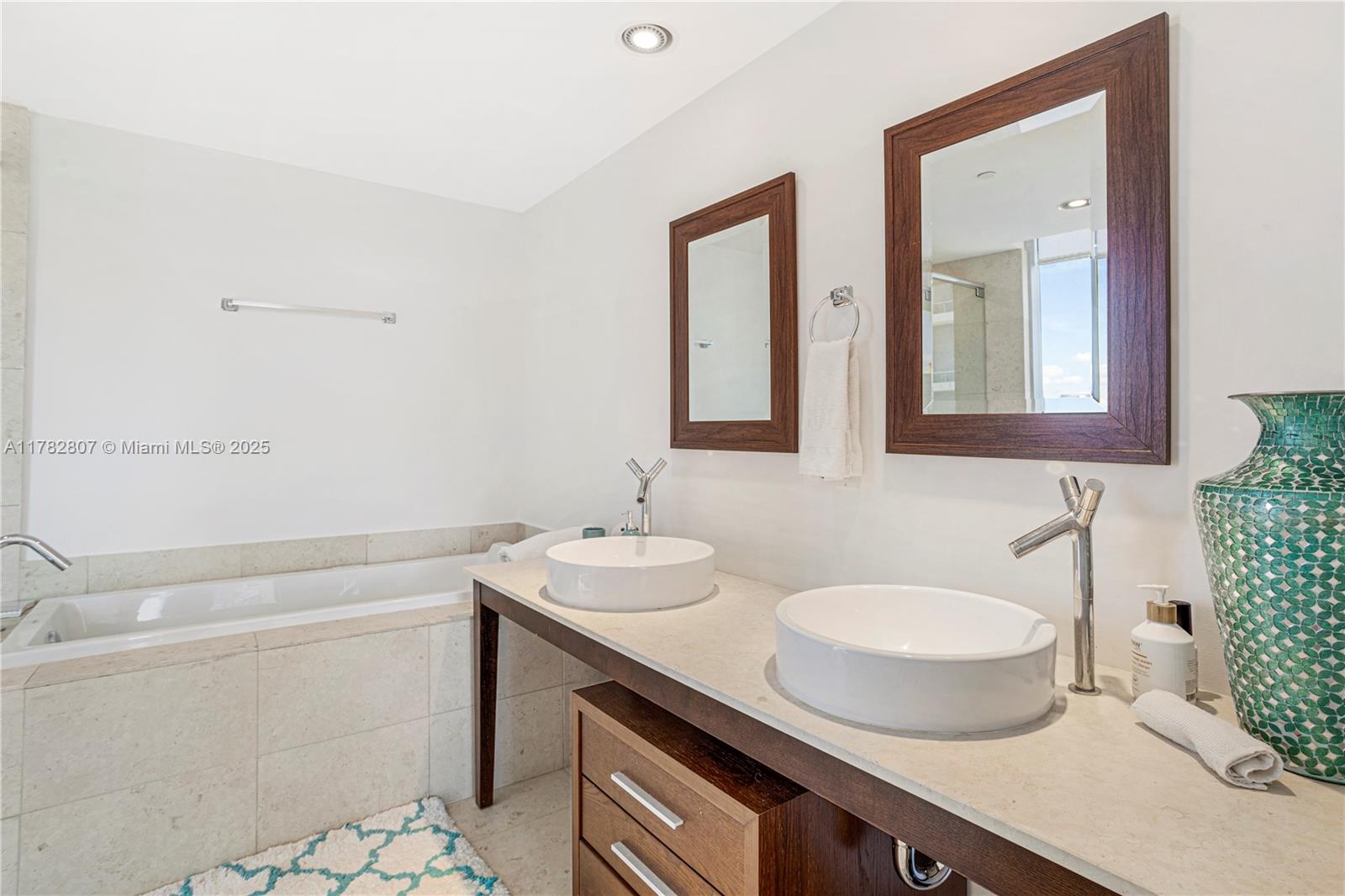 475 Brickell Ave # 3813