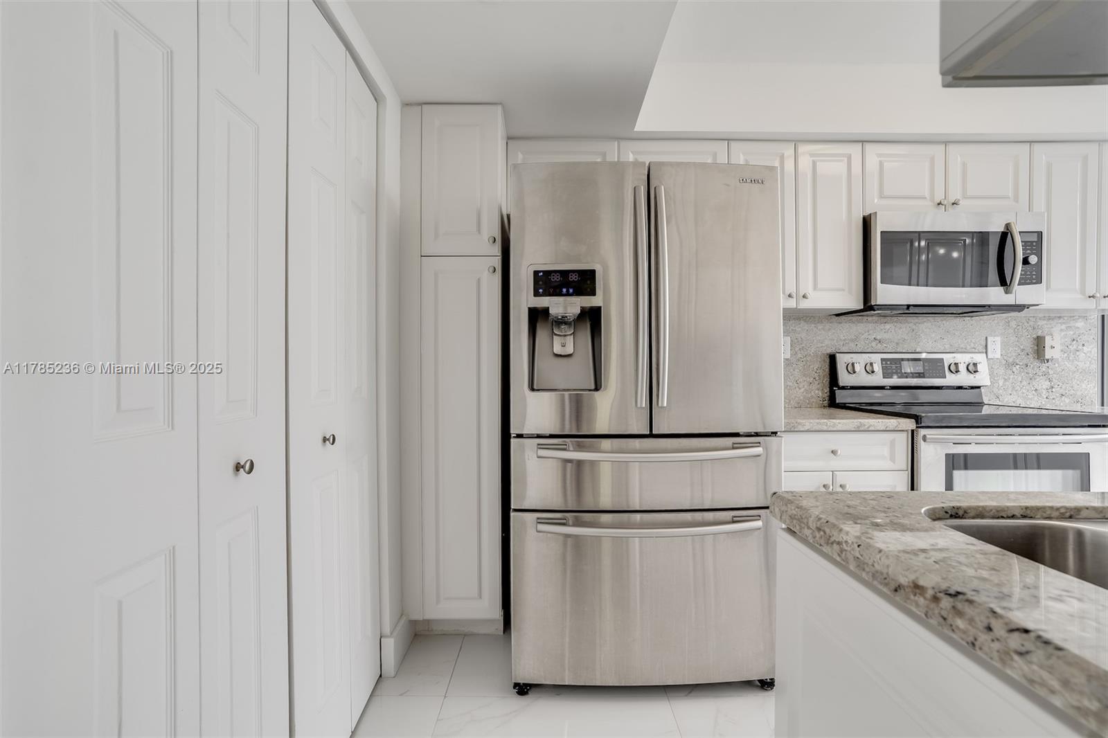 3500 Mystic Pointe Dr # 1205