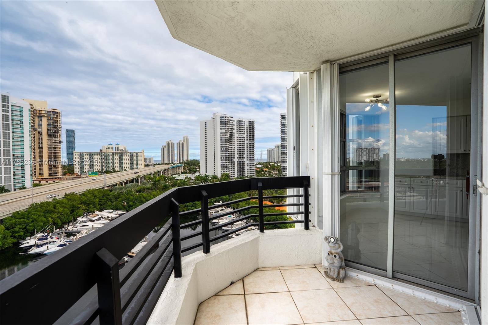 3500 Mystic Pointe Dr # 1205