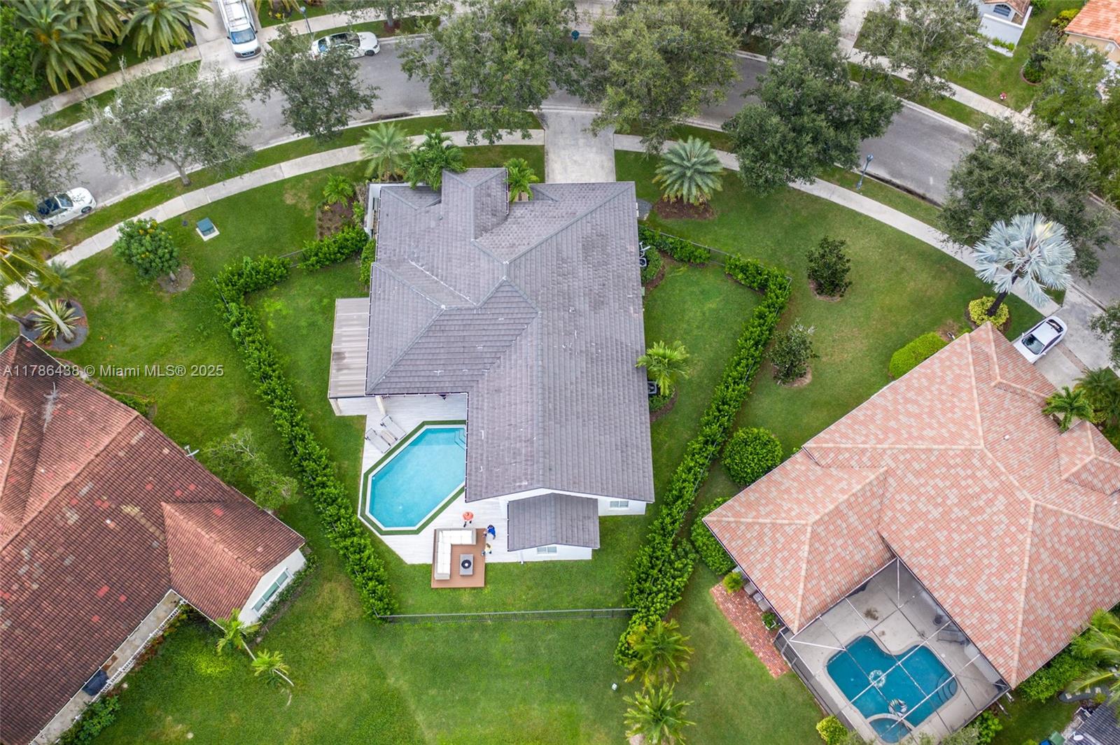 3050 Lakewood Dr