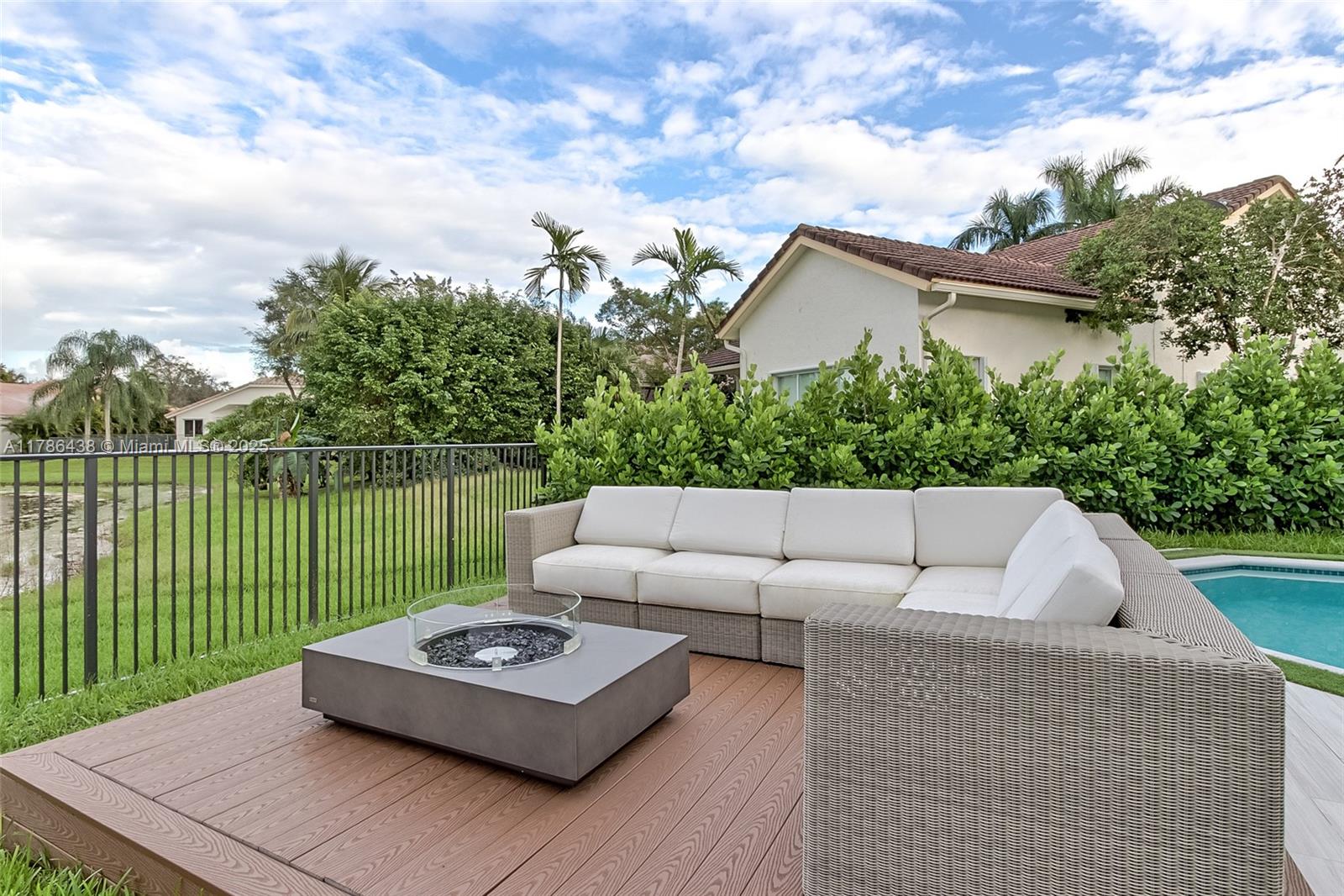 3050 Lakewood Dr