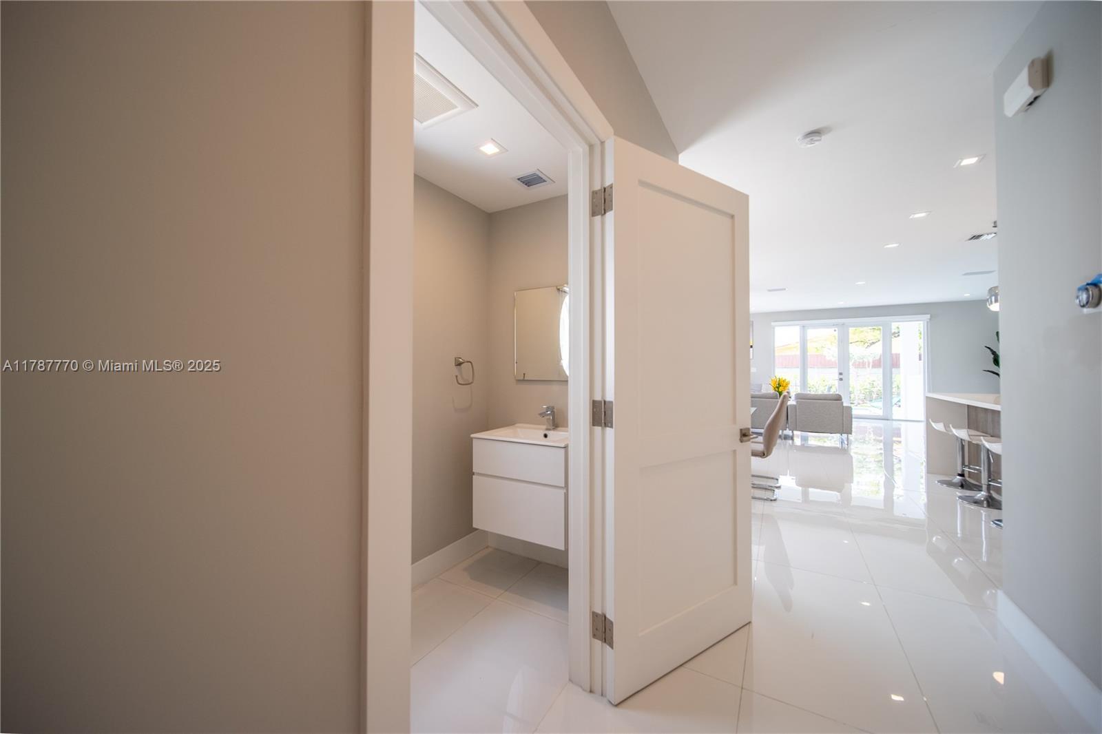 3653 SW 26th St # 3653