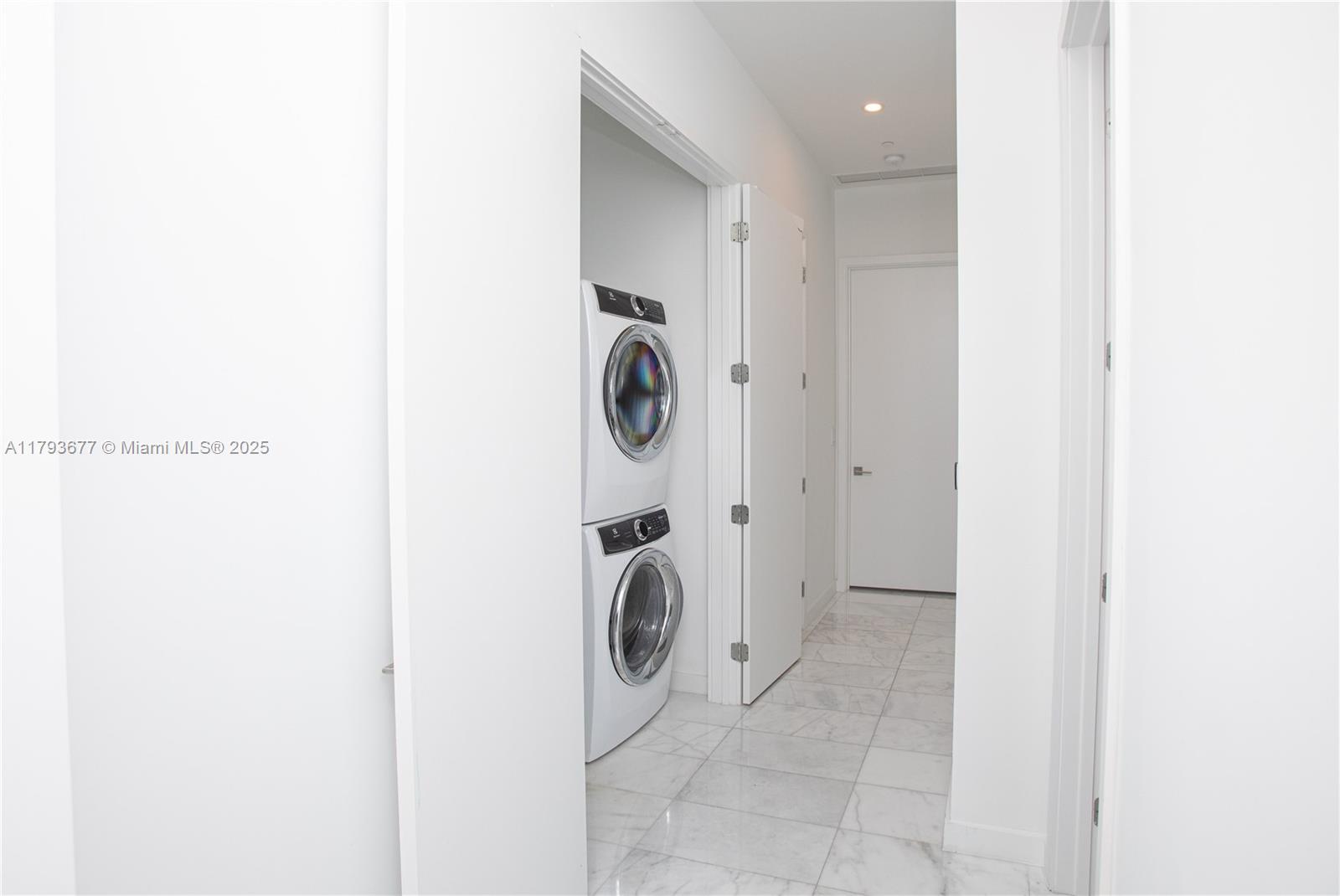 2821 S Bayshore Dr # 20D