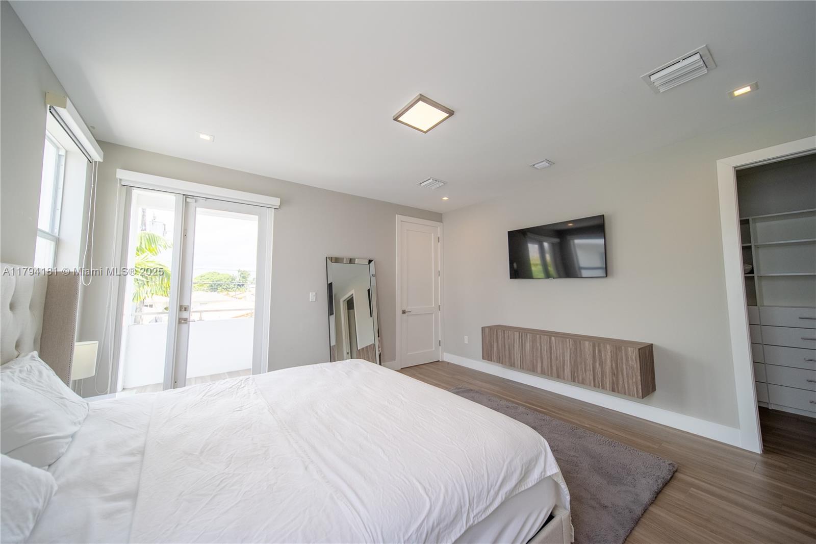 3667 SW 26th St # 3667