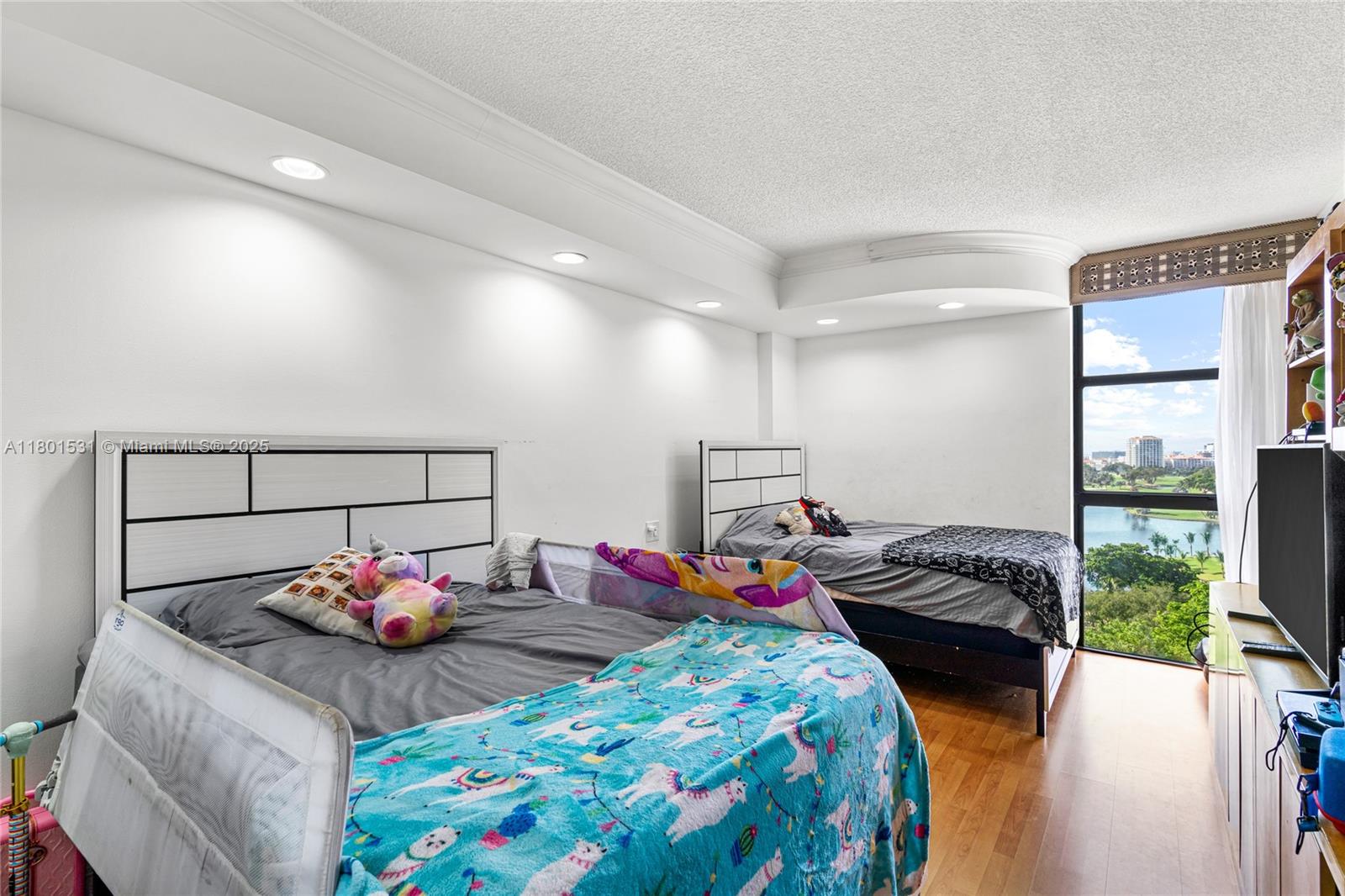 20281 E Country Club Dr # 909