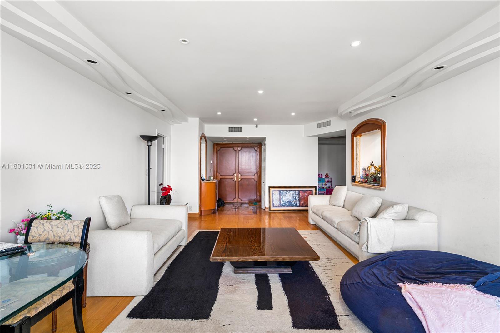 20281 E Country Club Dr # 909