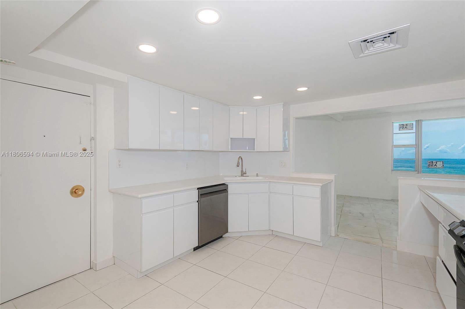 5255 Collins Ave # 14D