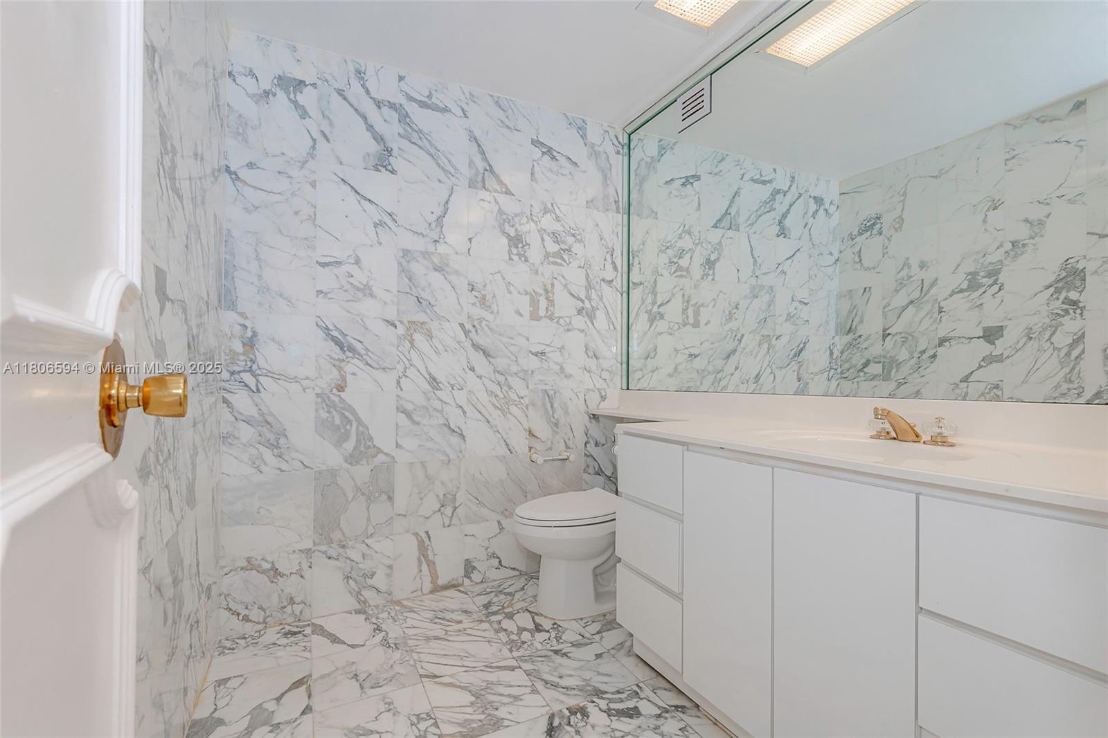 5255 Collins Ave # 14D