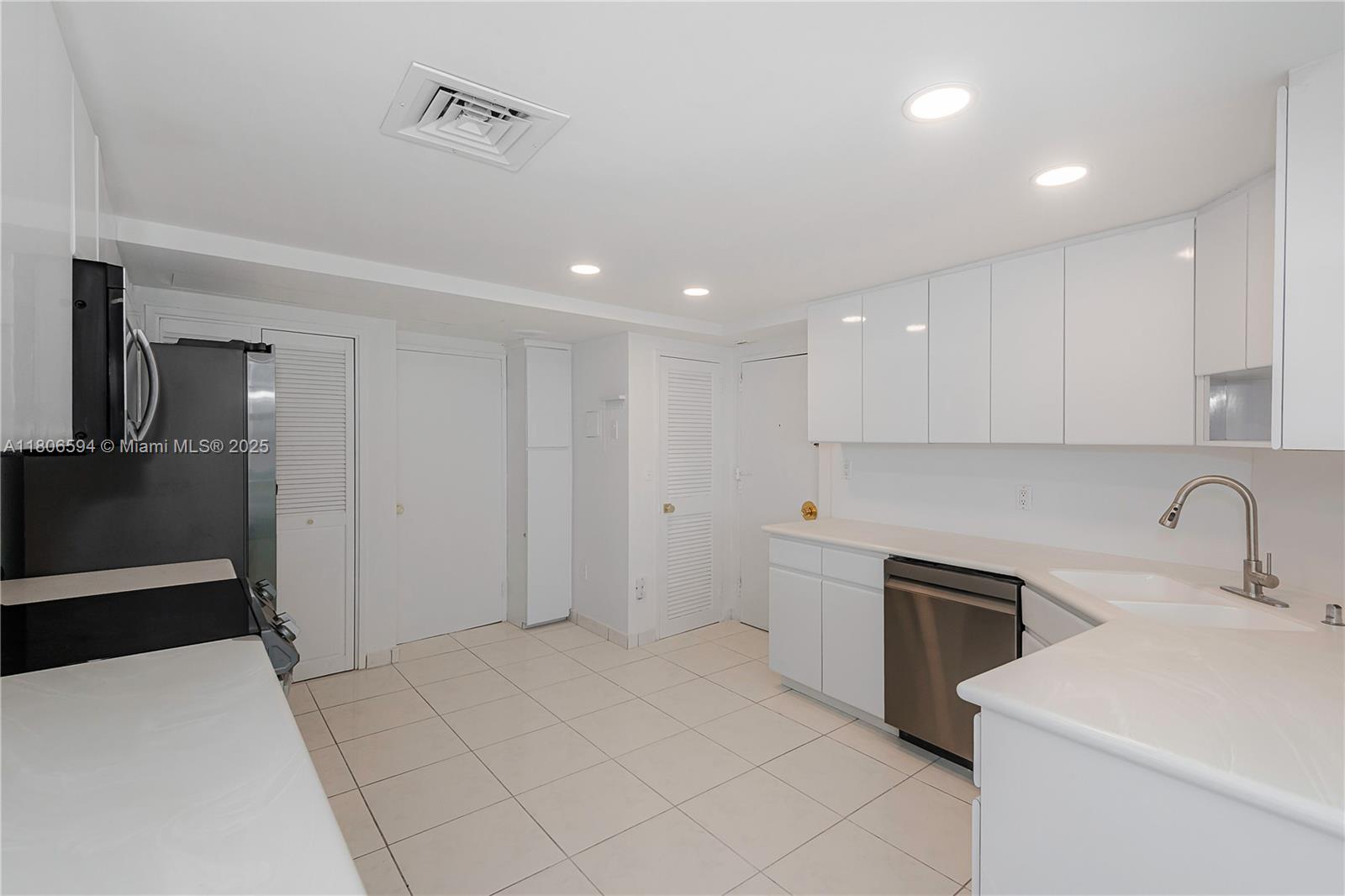 5255 Collins Ave # 14D