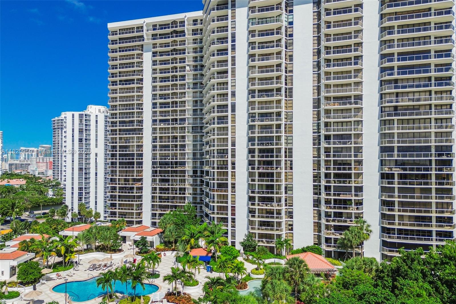 20281 E Country Club Dr # 1412