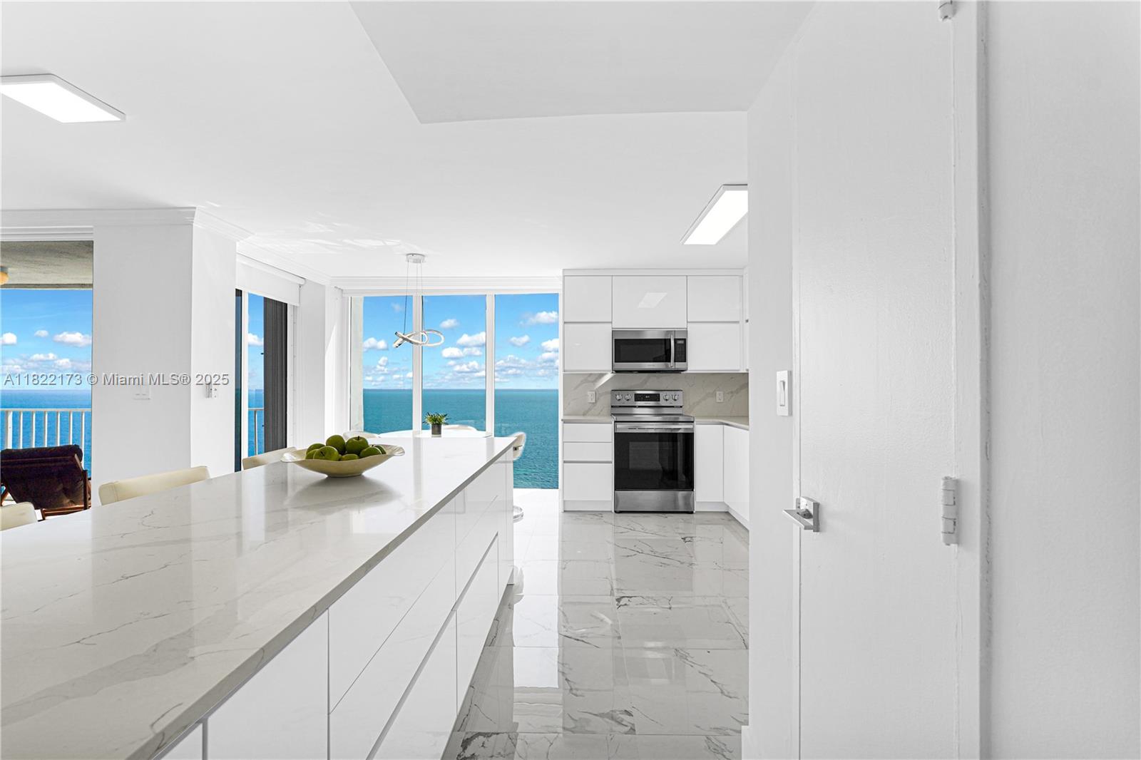 881 OCEAN DR # 21D