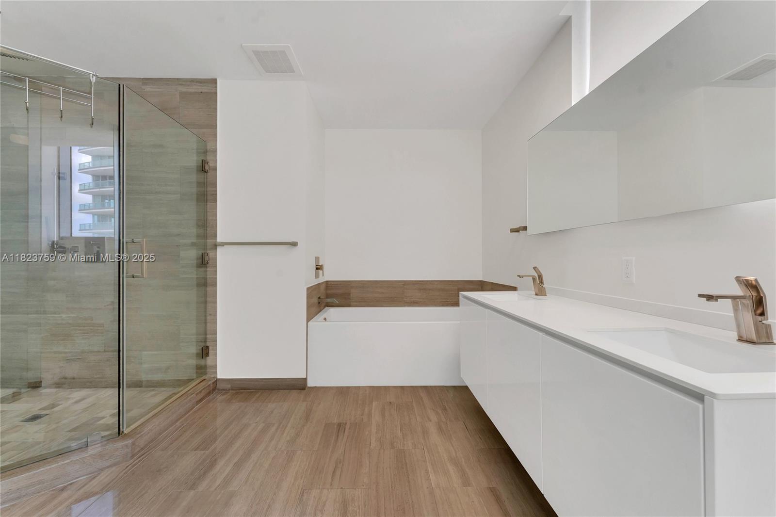 1300 Brickell Bay Dr # 3904