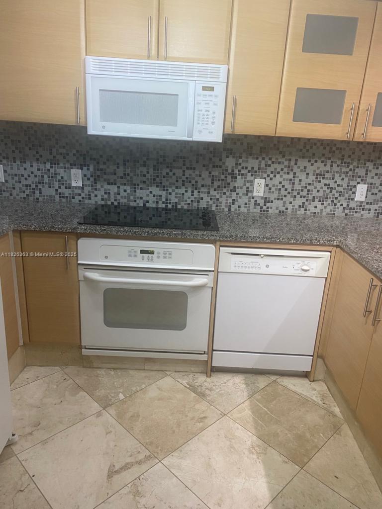 2101 Brickell Ave # 903