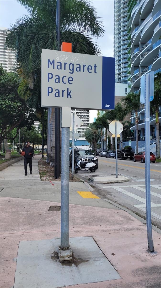 1750 N Bayshore Dr # 4107