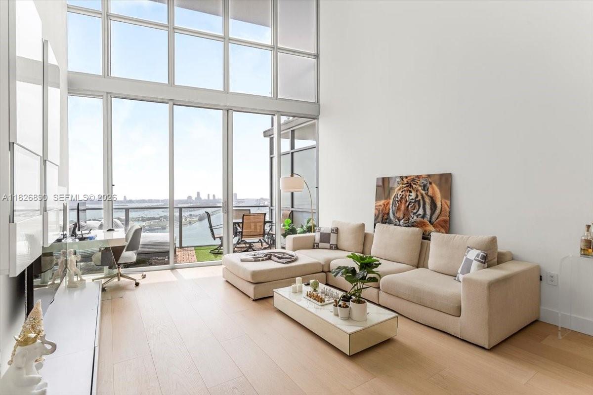 1100 Biscayne Blvd # 4305