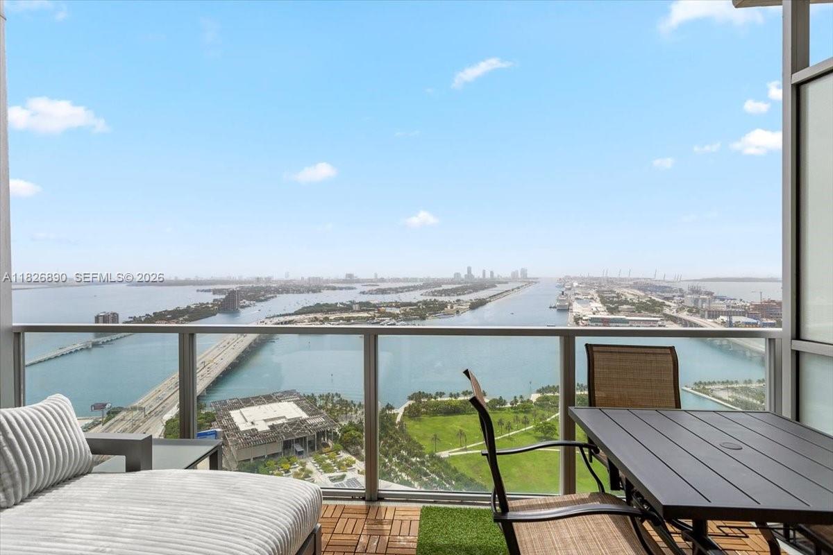 1100 Biscayne Blvd # 4305