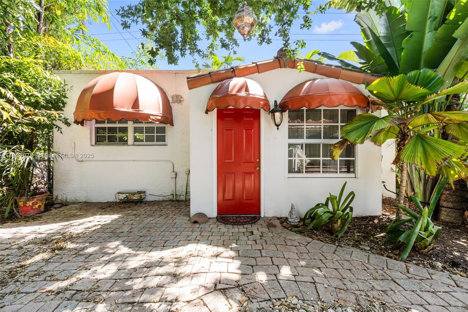 1320 Obispo Ave