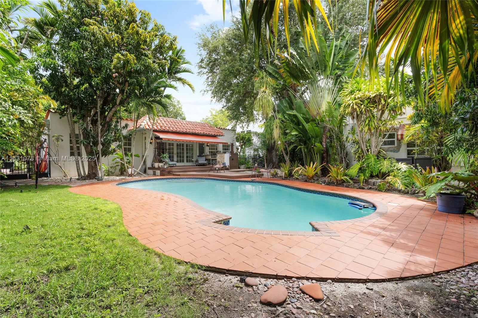 1320 Obispo Ave