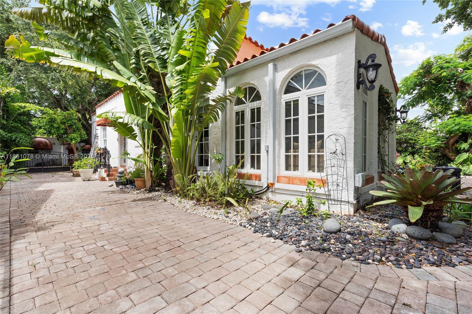 1320 Obispo Ave