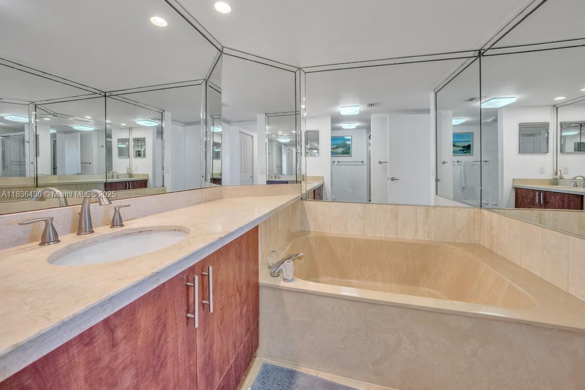1717 N Bayshore Dr # 3237 Unit: A-3237