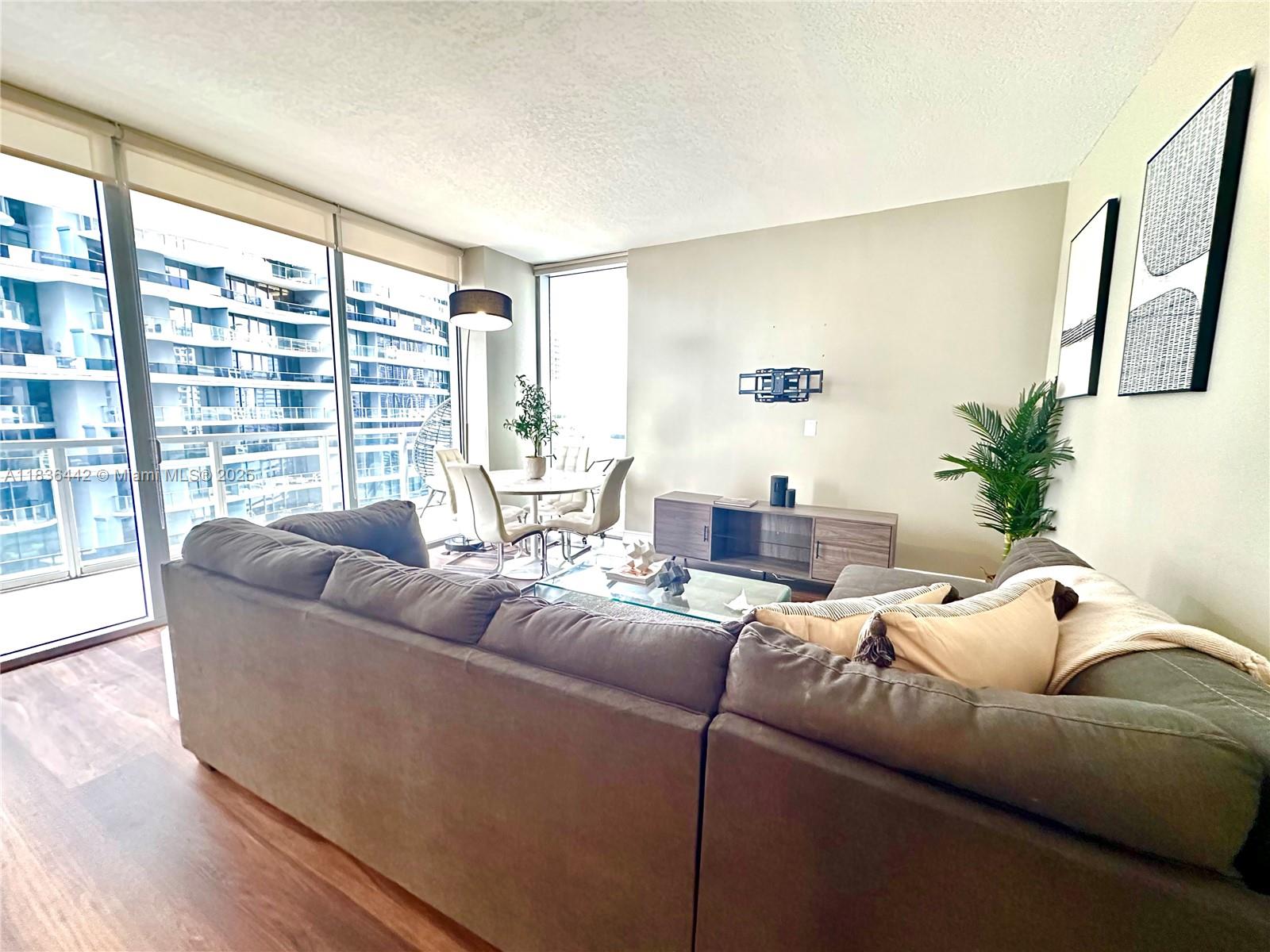 1050 Brickell Ave # 2220
