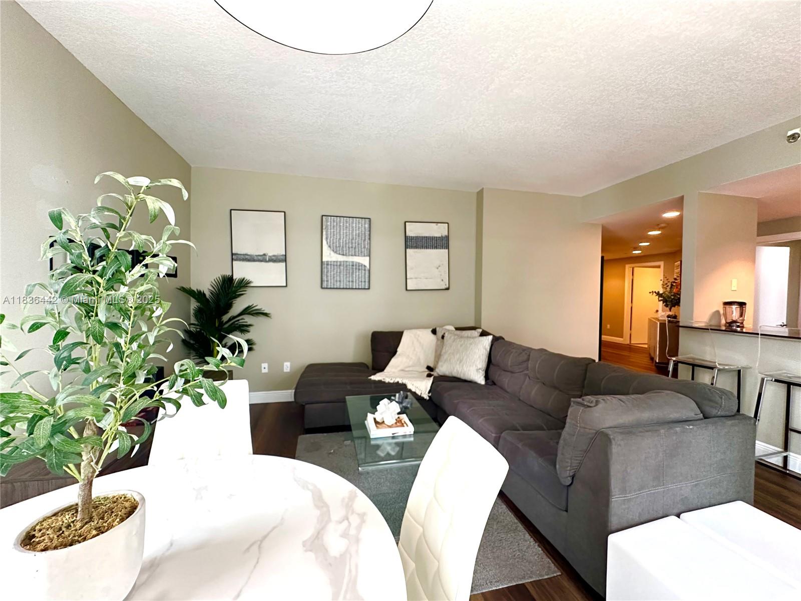 1050 Brickell Ave # 2220