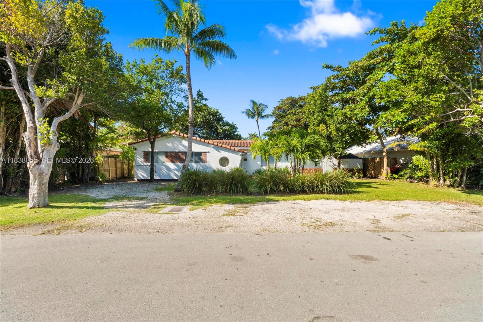 738 Fernwood Rd