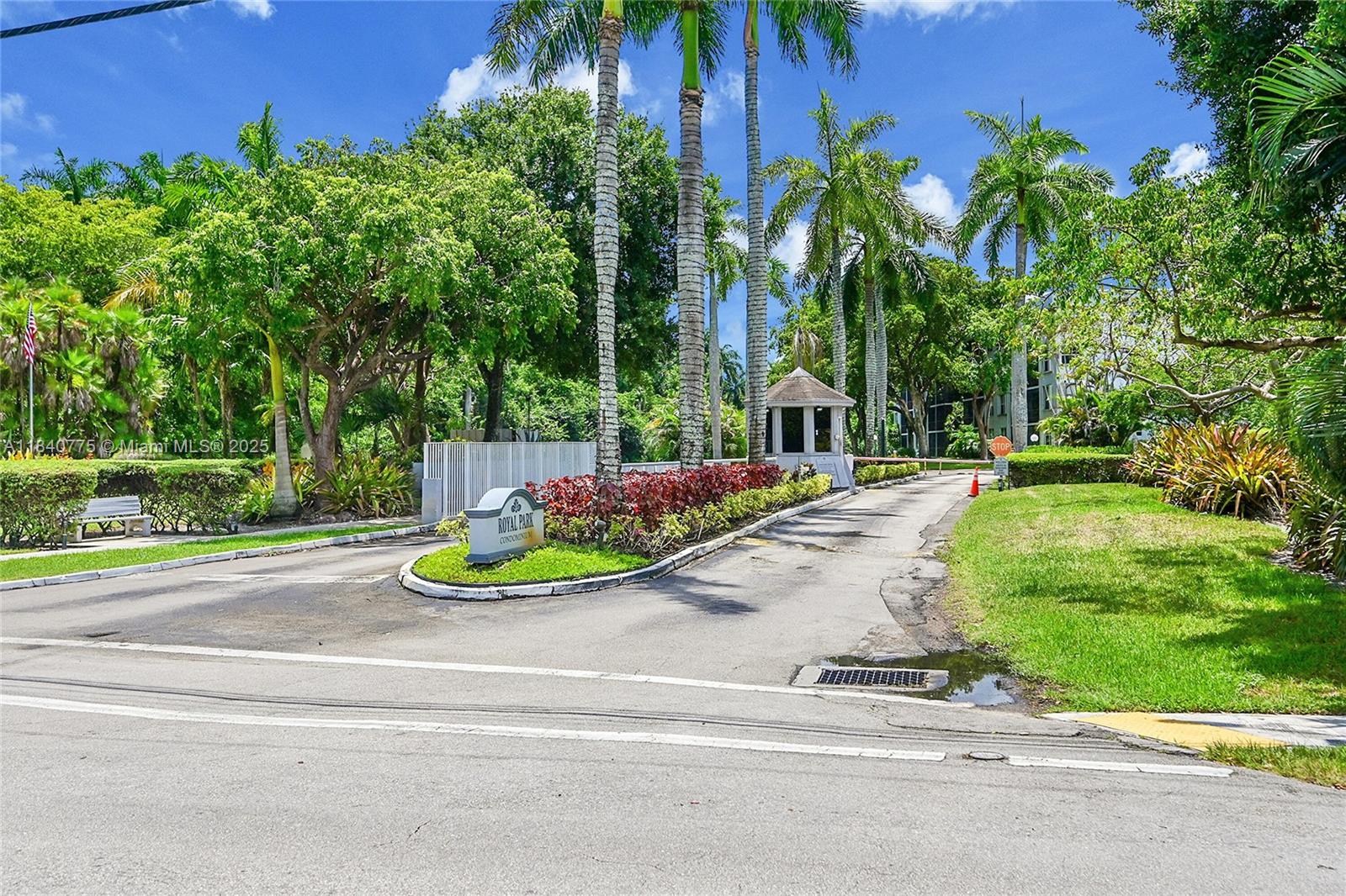 112 S Royal Park Dr # 1C