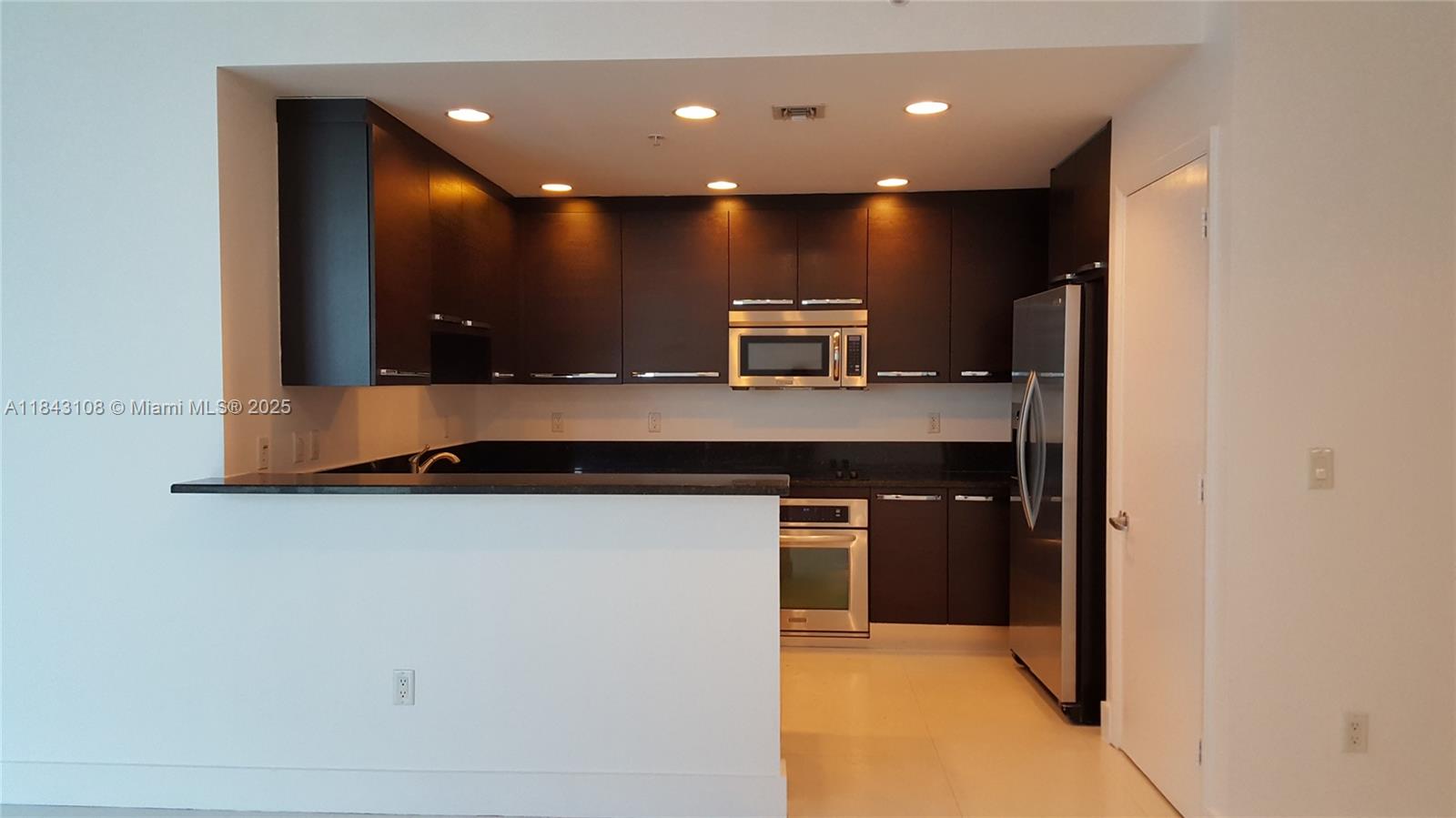 3030 NE 188 St # 604