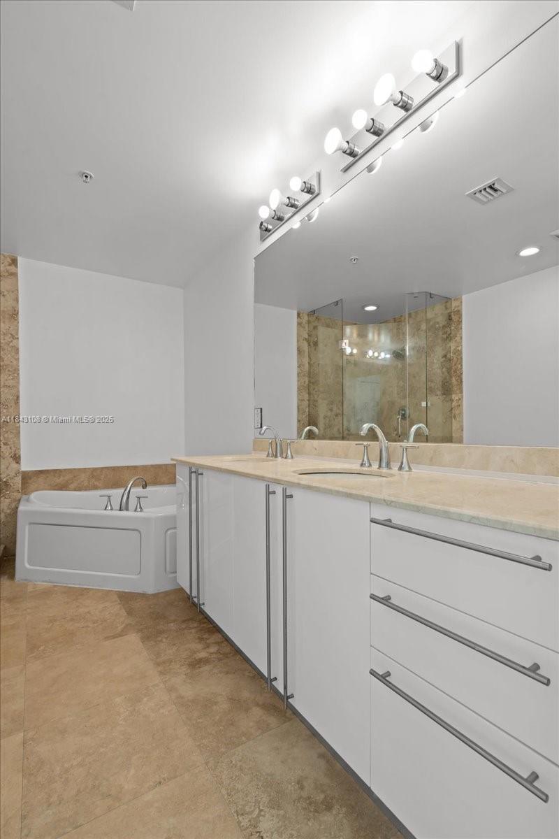 3030 NE 188 St # 604