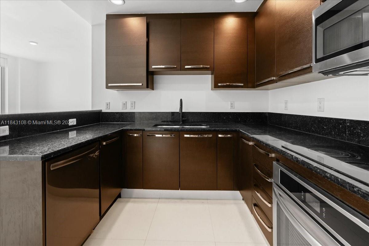 3030 NE 188 St # 604