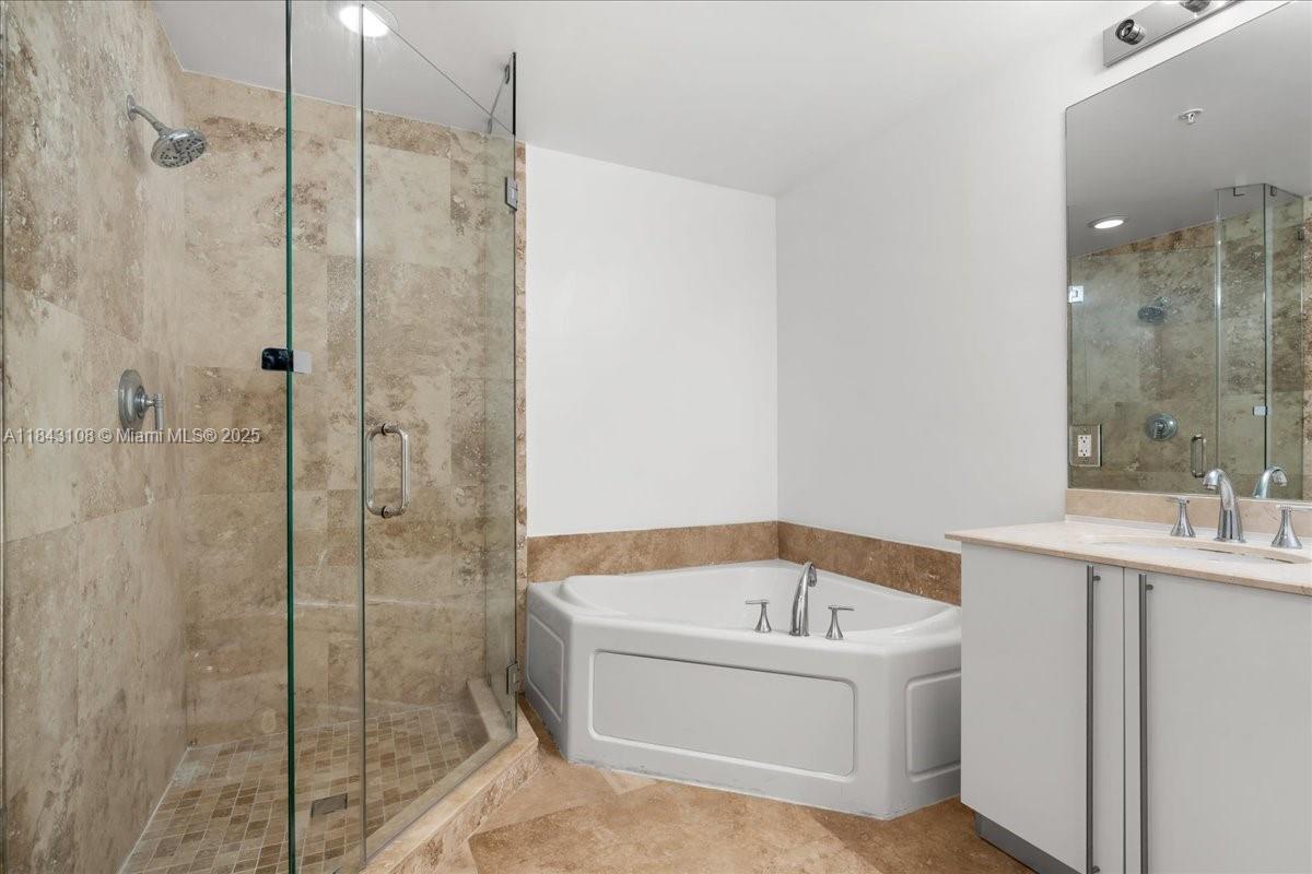 3030 NE 188 St # 604