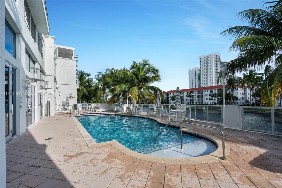 3030 NE 188 St # 604