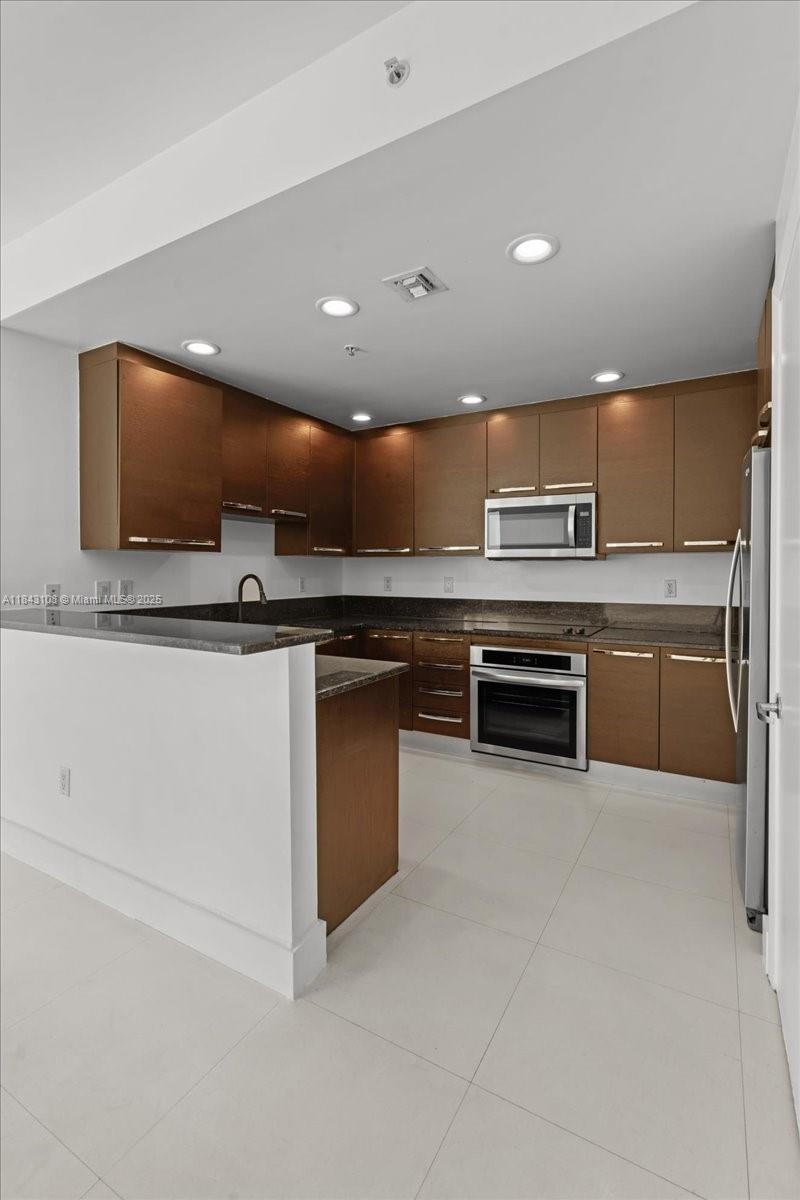 3030 NE 188 St # 604