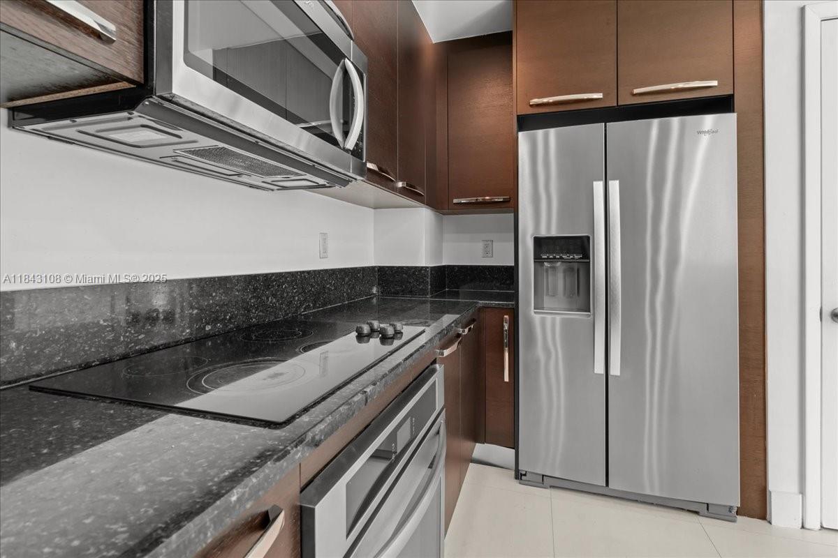 3030 NE 188 St # 604