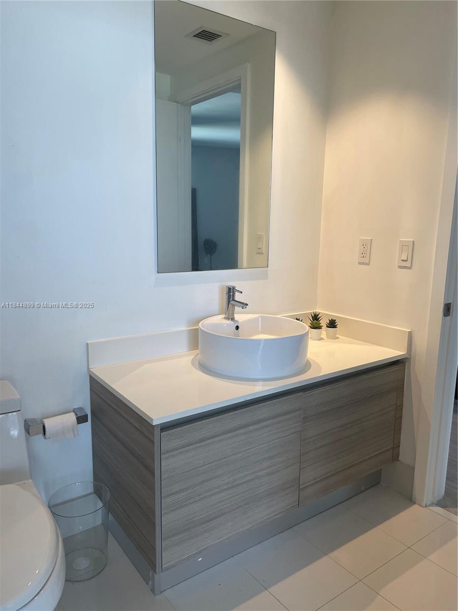 121 NE 34th St # 2914