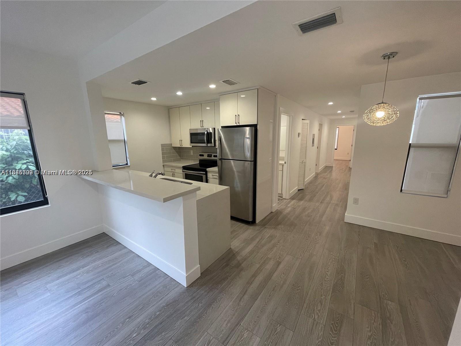 1637 SW 10th St # 4