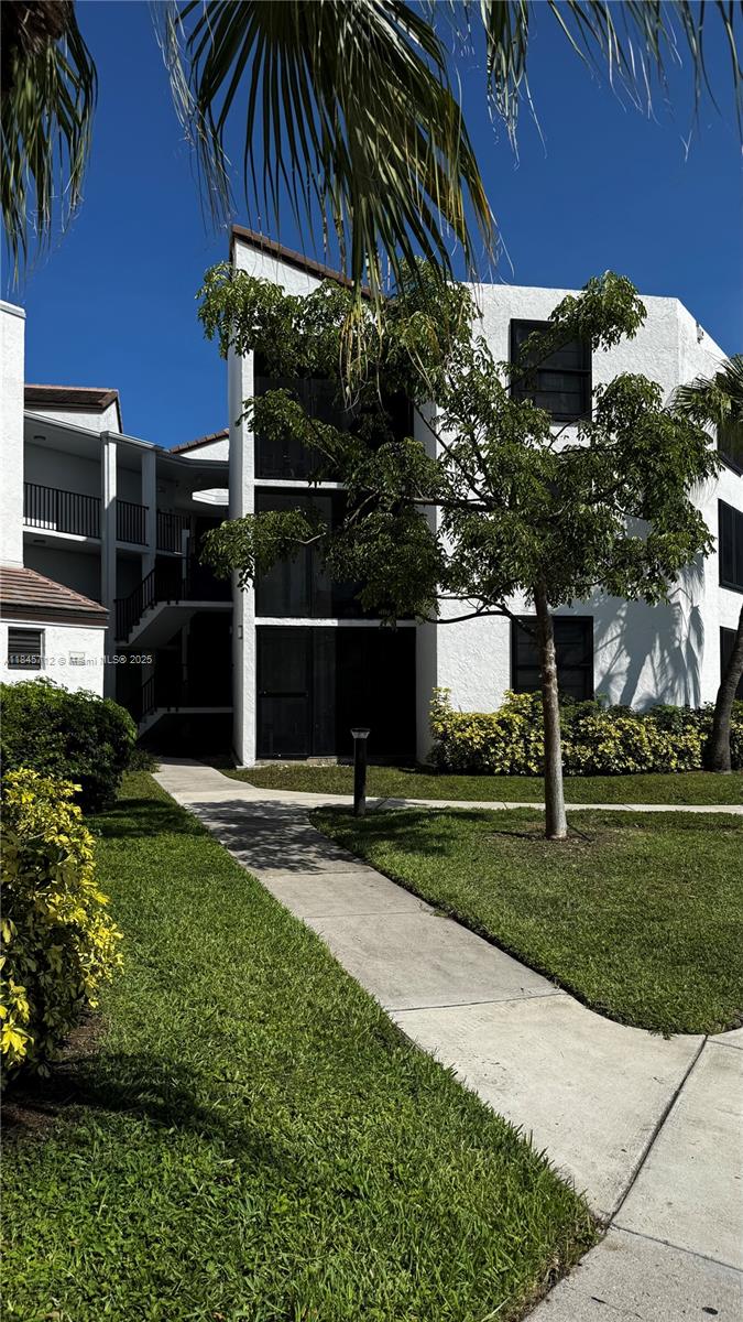 211 Lake Pointe Dr # 208